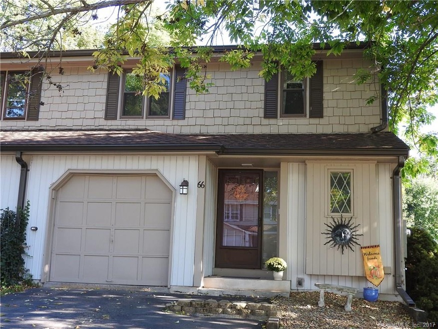 Move right in to this freshly painted townhouse!