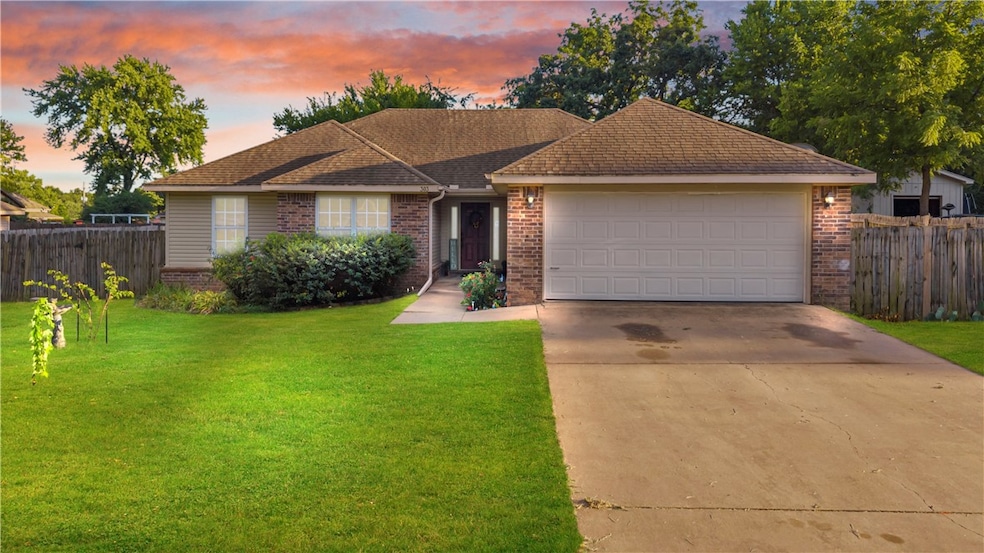 303 E Center St, Prairie Grove, AR 72753 - photo 1