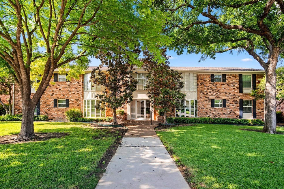 View of front of house featuring a front yard and 