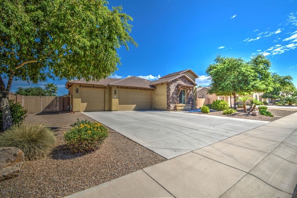 3 car garage & wide front yard - Copy -