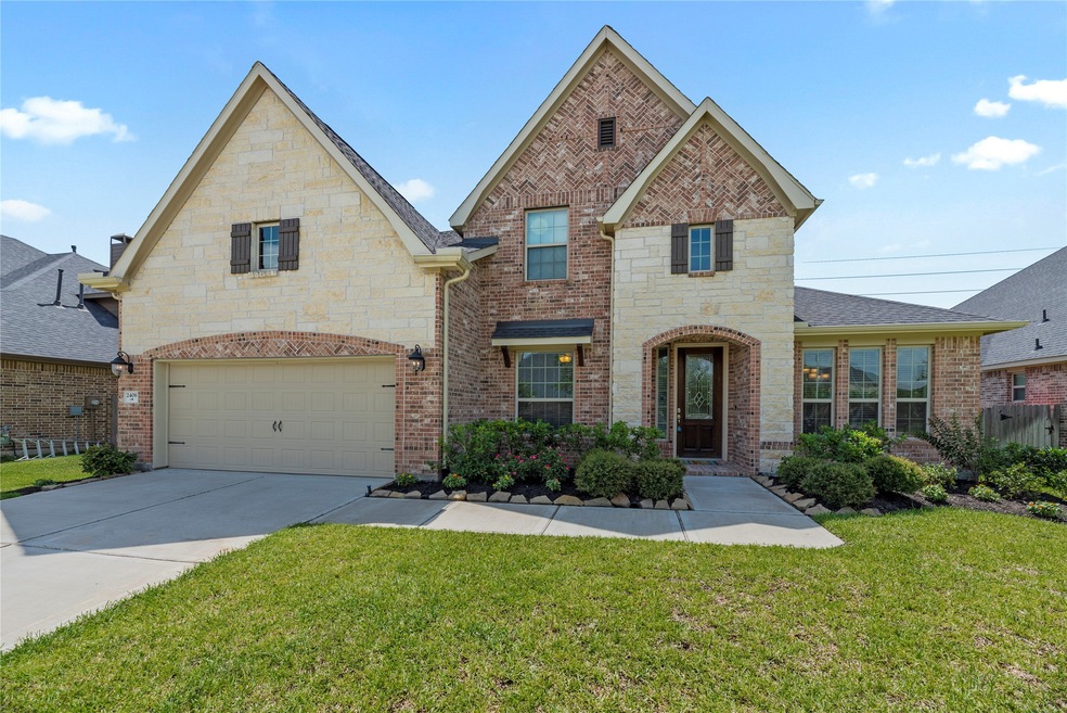 It's no secret who doesn't love new Luscious front yard landscaping to spend an afternoon enjoying. This is a vibrant place to relax watching the sun go down on a warm afternoon. Enjoy watching the kids play. Welcome home to 2406 Crossvine Dr. in the Firethorne Community.
