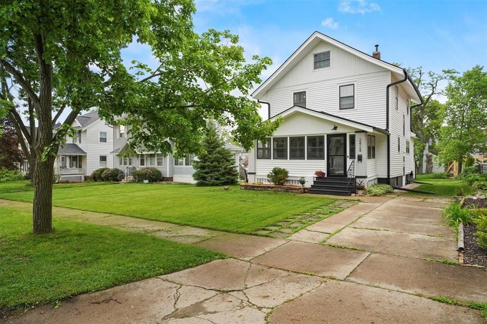 2424 4th Ave SE, Cedar Rapids, IA 52403 - photo 1