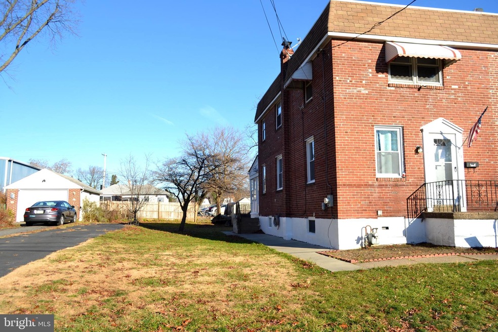 423 Crotzer Ave, Folcroft, PA 19032 - photo 1