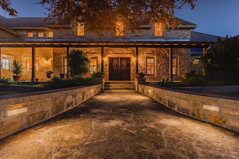 592 Homestead Dr, Fredericksburg, TX 78624 - photo 1