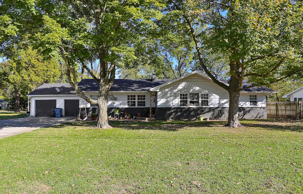 2410 S Fremont Ave, Springfield, MO 65804 - photo 1