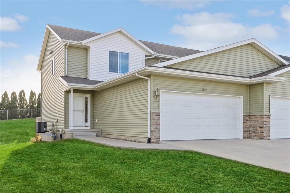 1819 Rosehill Dr SW, Cedar Rapids, IA 52404 - photo 1