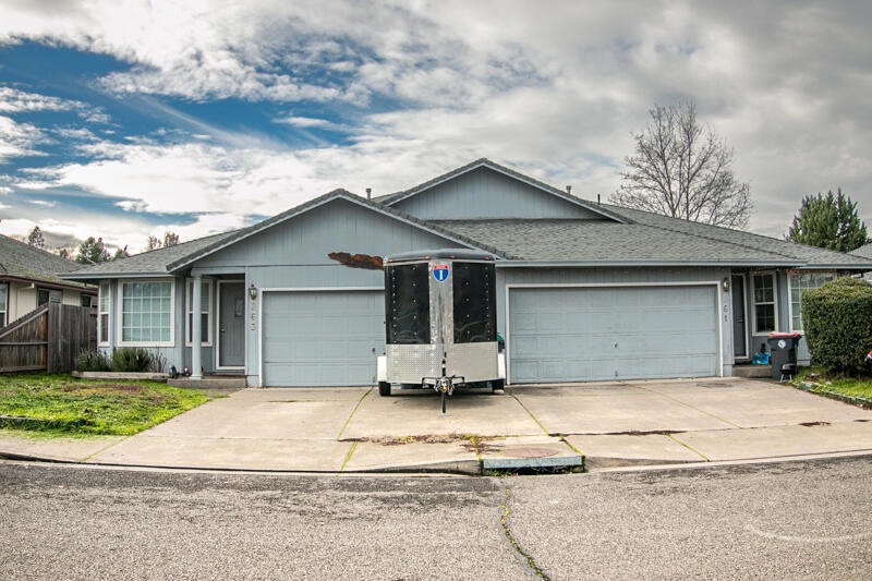 561 Countryside Dr, Central Point, OR 97502 - photo 1