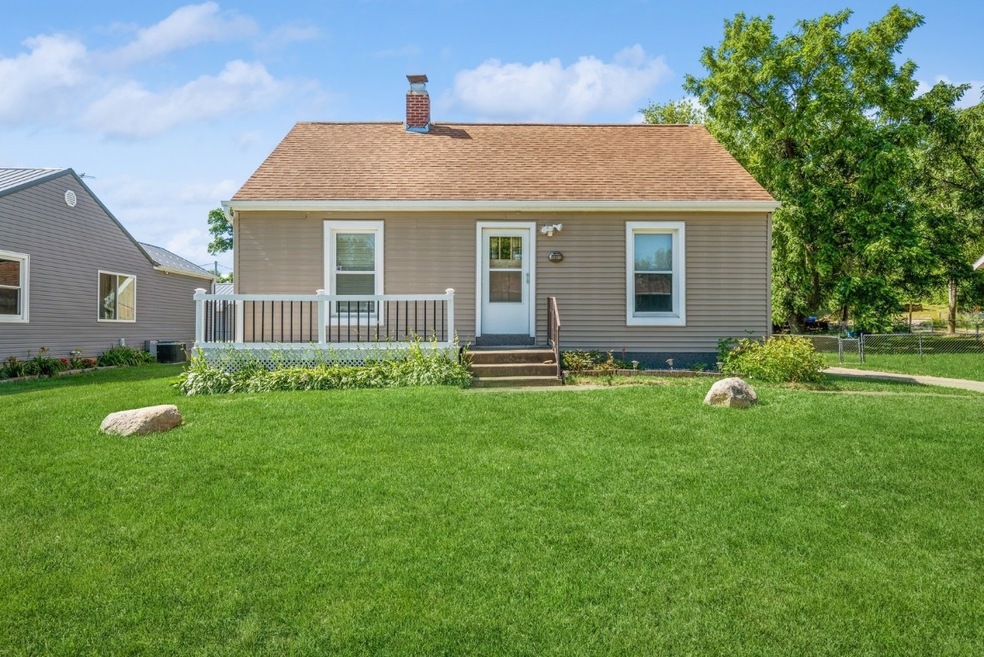 1511 E Ave NW, Cedar Rapids, IA 52405 - photo 1