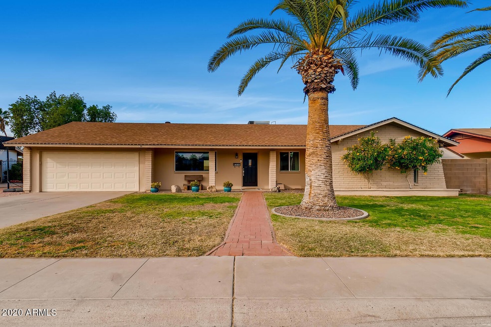 3022 E Sierra St Phoenix AZ-large-001-00