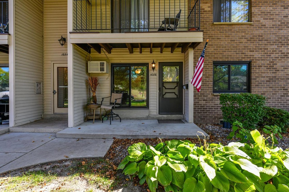 1686 S Carriage Ln unit H2, New Berlin, WI 53151 - photo 1