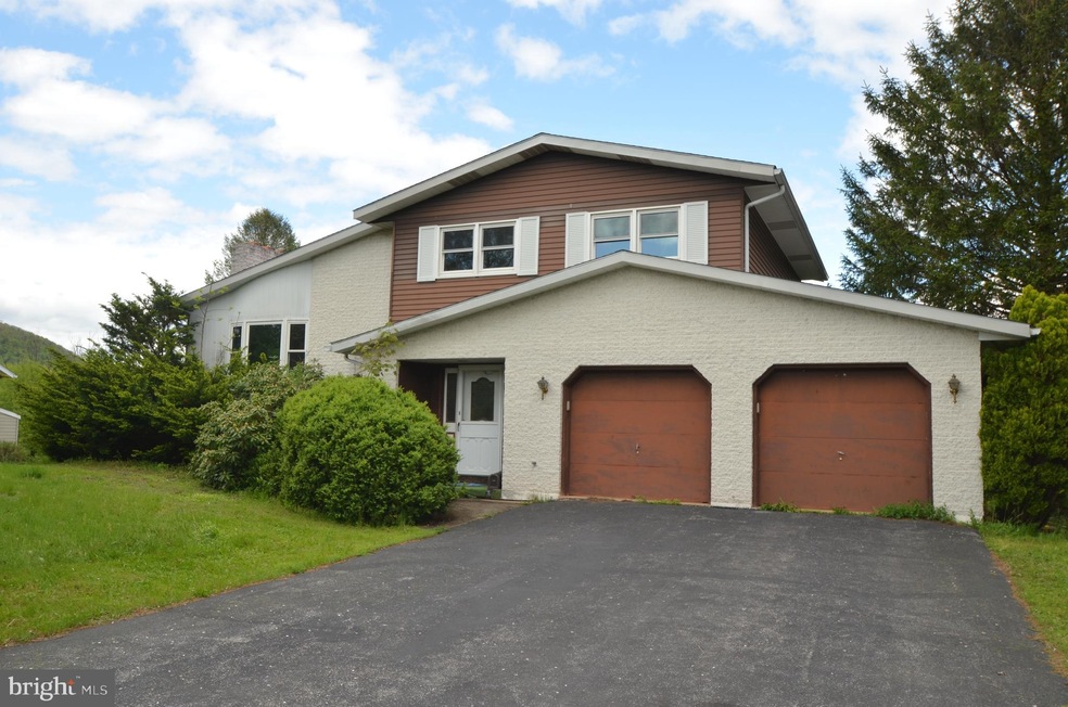 1306 Pin Oak Ln, Slatington, PA 18080 - photo 1