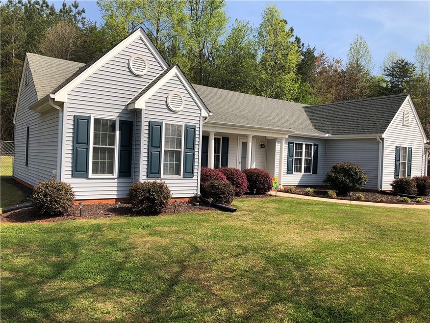 305 Royal Ave, Walhalla, SC 29691 - photo 1