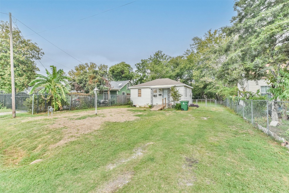 805 Duff Ln, Houston, TX 77022 - photo 1