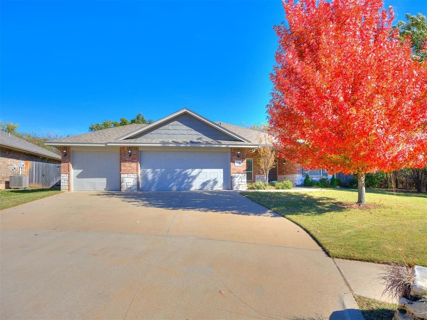 1236 Hickory Creek Dr, Yukon, OK 73099 - photo 1