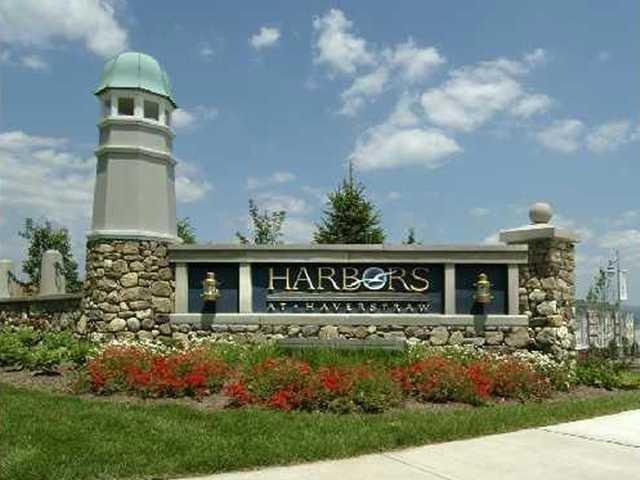 1120 Round Pointe Dr, Haverstraw, NY 10927 - photo 1