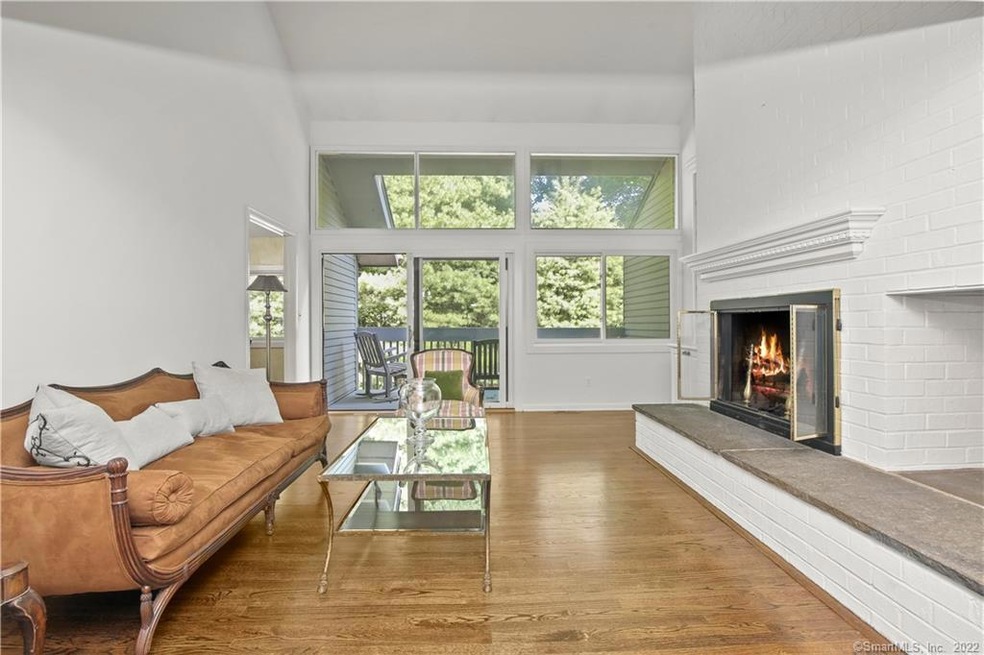 Private Kings Grant townhouse  with vaulted ceilin