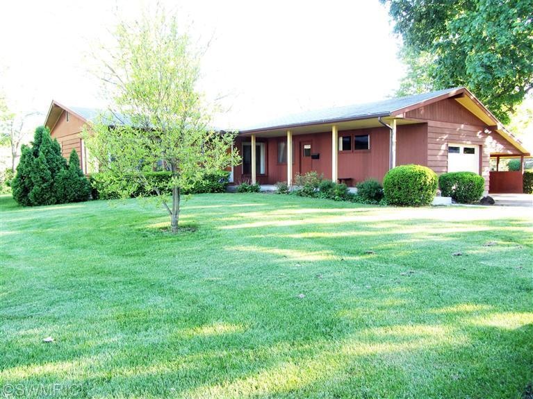 516 Howard St, Lowell, MI 49331 - photo 1