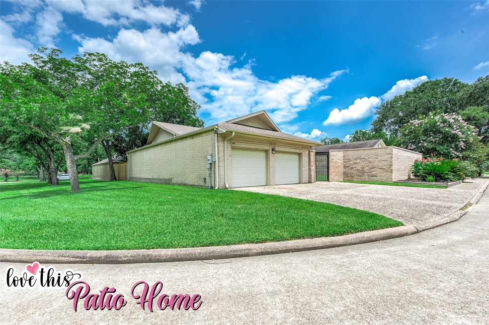 401 Towne Ct, Alvin, TX 77511 - photo 1