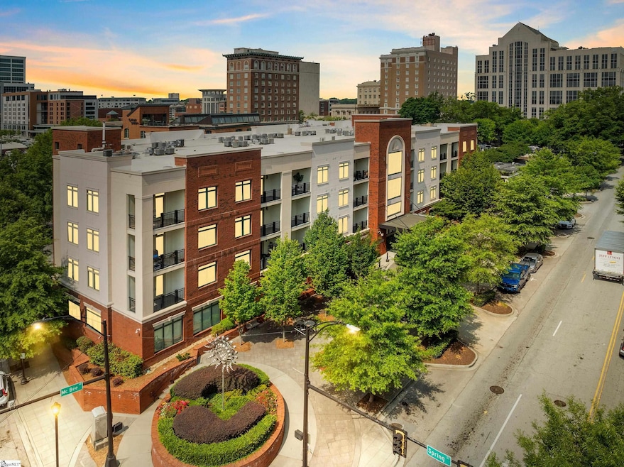 98 E Mcbee Ave unit 303, Greenville, SC 29601 - photo 1