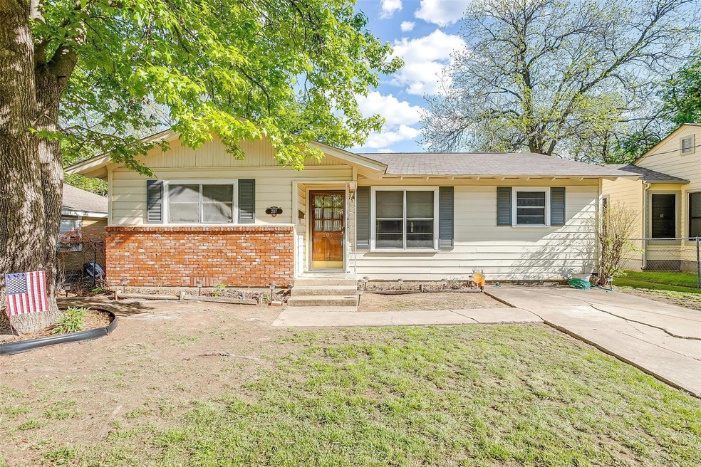 207 Euclid St, Cleburne, TX 76033 - photo 1