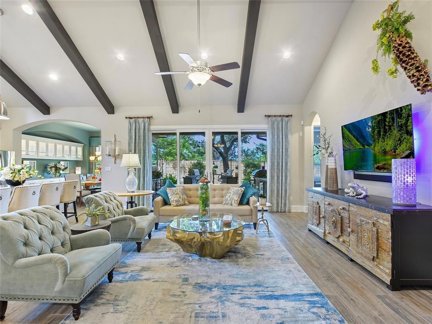 Elegant living indoor & outdoor in this Garden Hom
