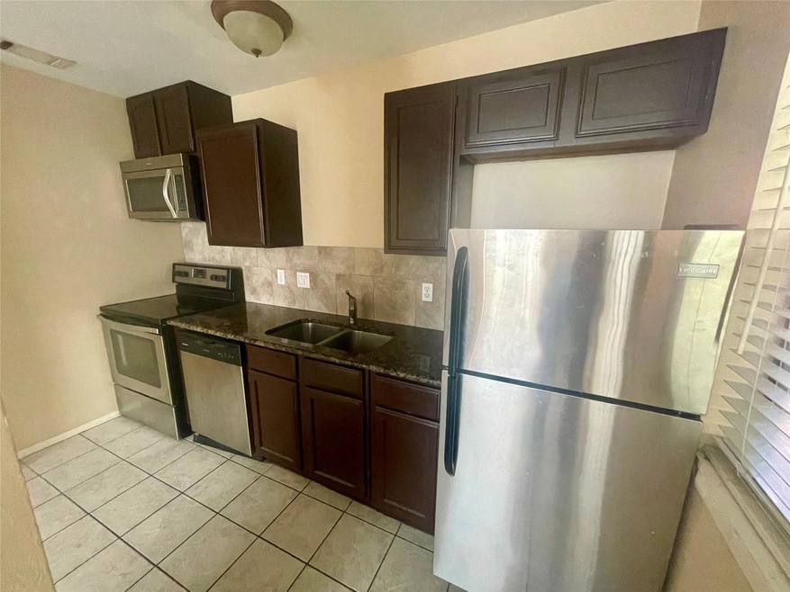 Kitchen with appliances with stainless steel fini