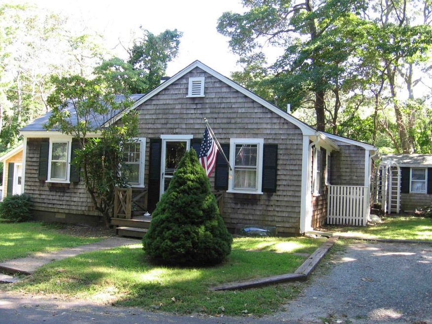 18 Locust Ln, Vineyard Haven, MA 02568 - photo 1