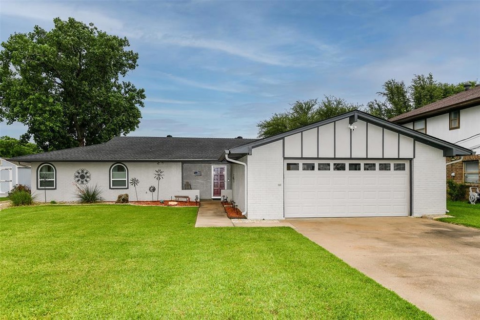 3706 Coral Sands Ct, Granbury, TX 76049 - photo 1