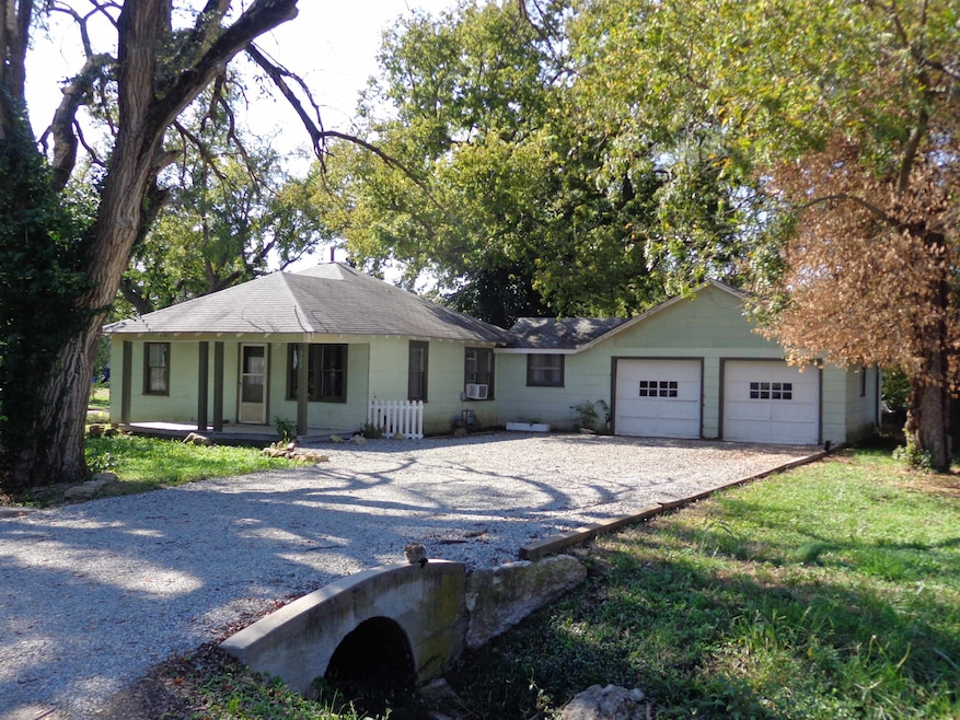 323 S 3rd St, Towanda, KS 67144 - photo 1