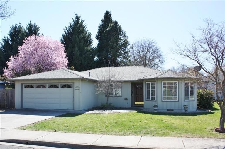 110 Shadowwood Ct, Central Point, OR 97502 - photo 1