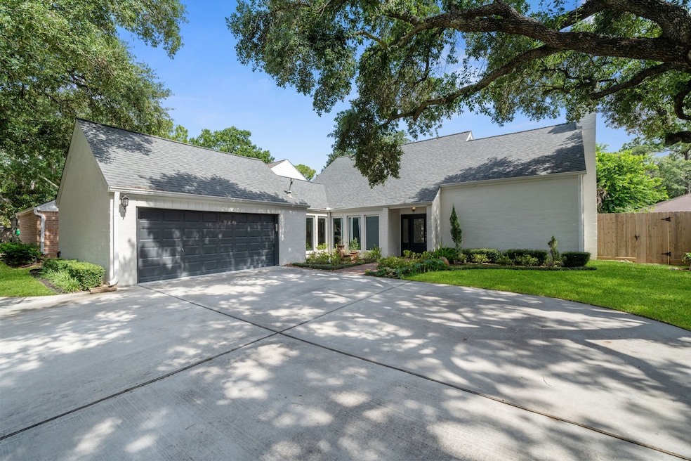 Welcome to 10214 Inwood Drive! This home offers 2,