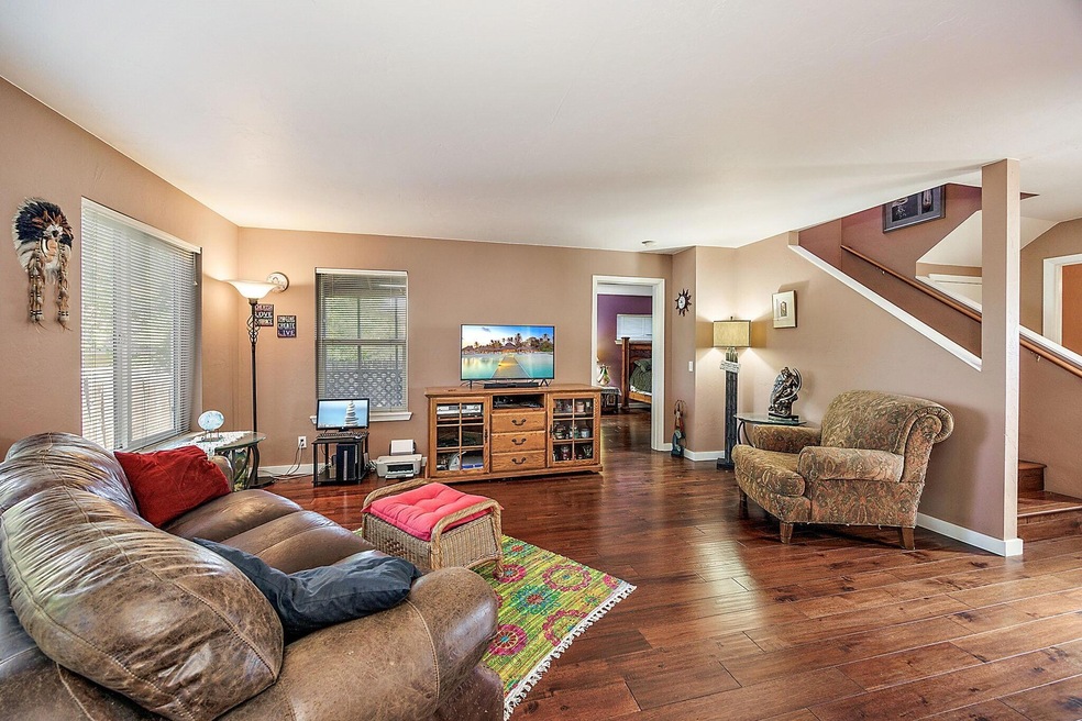 493 Tulipasn living room 1
