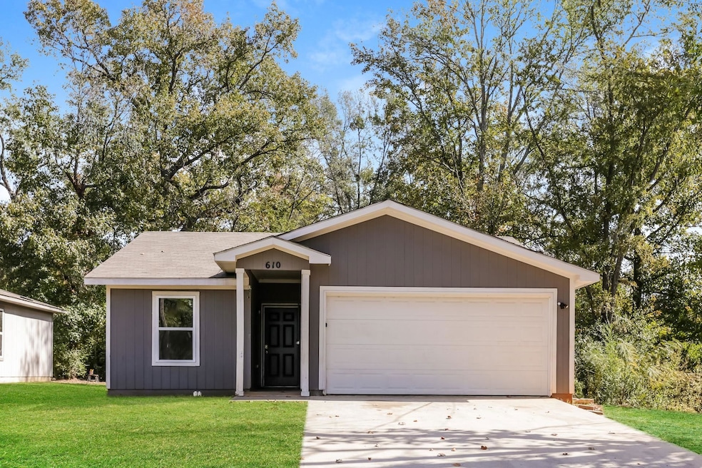 610 S Park, Longview, TX 75601 - photo 1