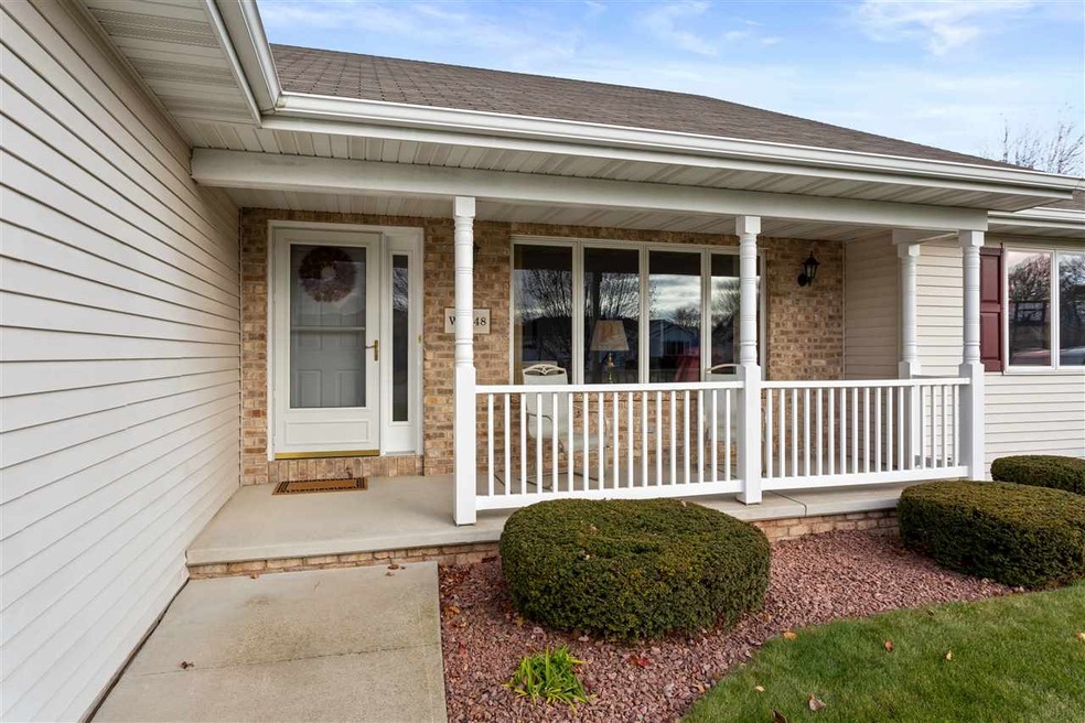 W5848 Easter Lily Dr, Appleton, WI 54915 - photo 1