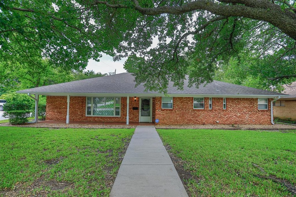 1220 Elmwood St, Gainesville, TX 76240 - photo 1