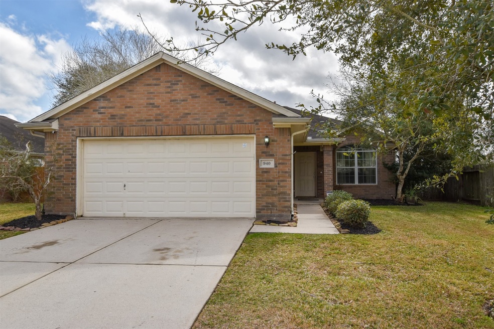940 Wildwinn Dr, Alvin, TX 77511 - photo 1