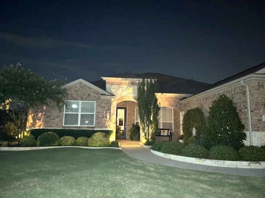 Welcome Home to 2572 Luna Vista Drive! The flood l