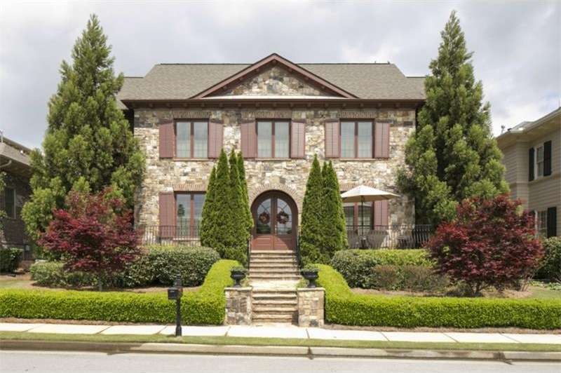 Elegant front facade and entry!