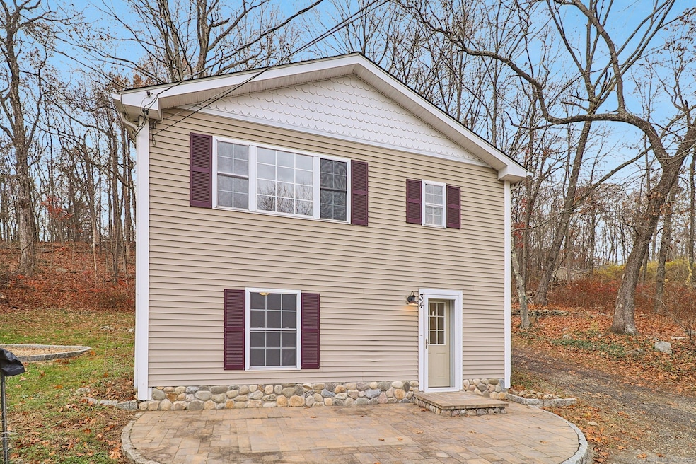 CHARMING PRIVATE HI-RANCH AWAITS YOU!