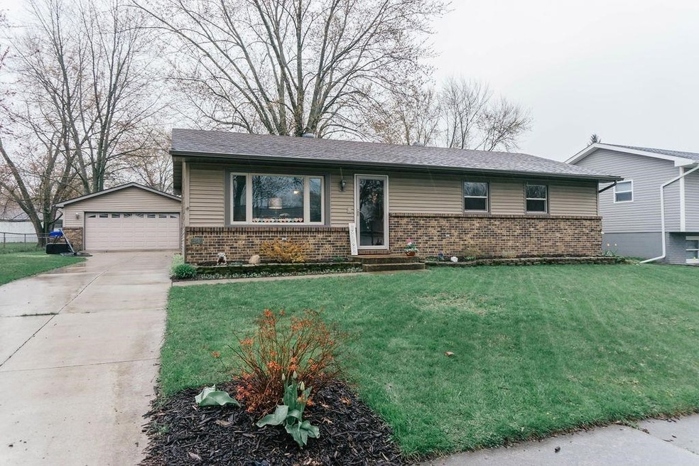 250 Walnut Ln, Crown Point, IN 46307 - photo 1