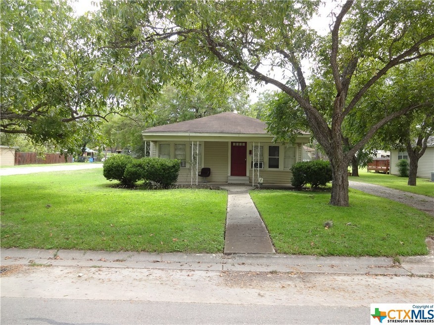 1031 E Weinert St, Seguin, TX 78155 - photo 1