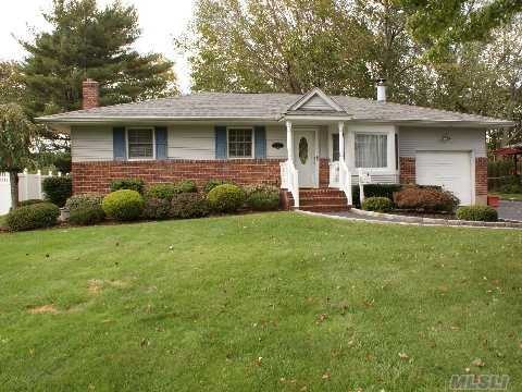14 Terry Ln, ComMacK, NY 11725 - photo 1