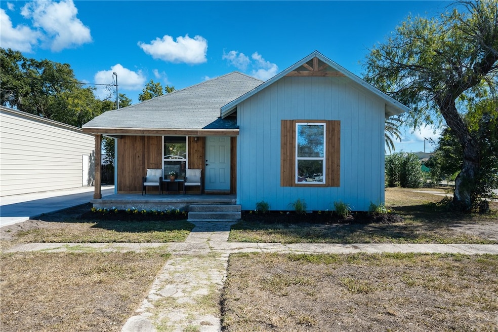 221 S Mccall Ave, Sinton, TX 78387 - photo 1