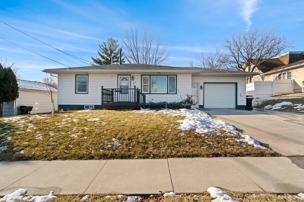 613 S Division St, Cedar Falls, IA 50613 - photo 1