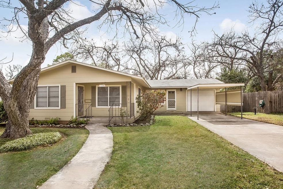 219 W Morse St, Fredericksburg, TX 78624 - photo 1