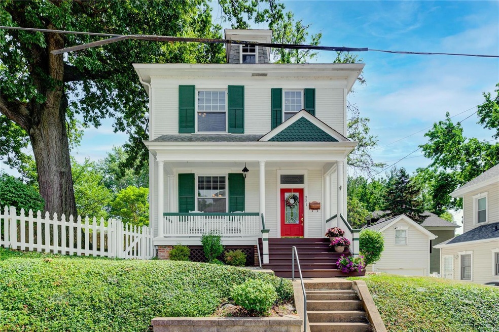 Historical Home in walking distance of St. Charles