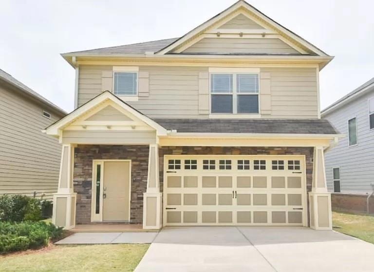 Craftsman house with a garage