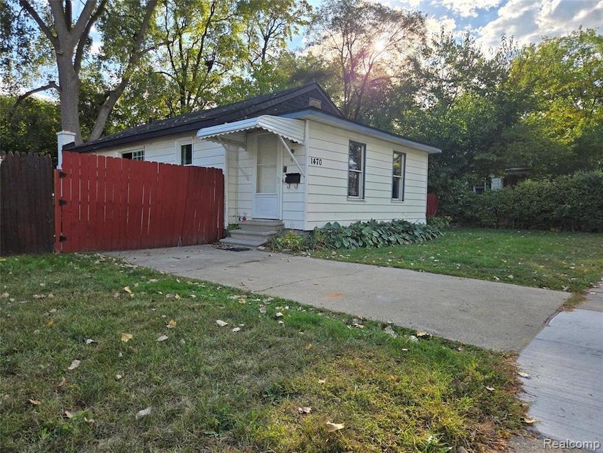 1470 E Pearl Ave, Hazel Park, MI 48030 - photo 1