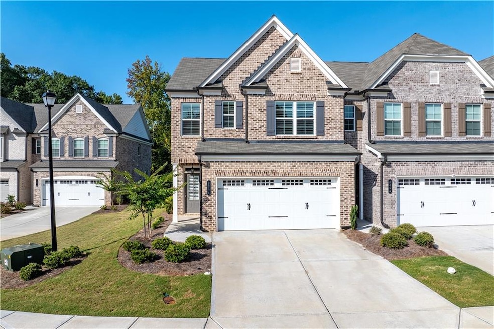 View of front facade featuring a front lawn and a 