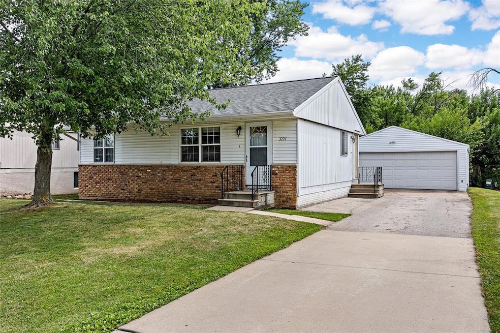 3227 Cameo Ln SW, Cedar Rapids, IA 52404 - photo 1